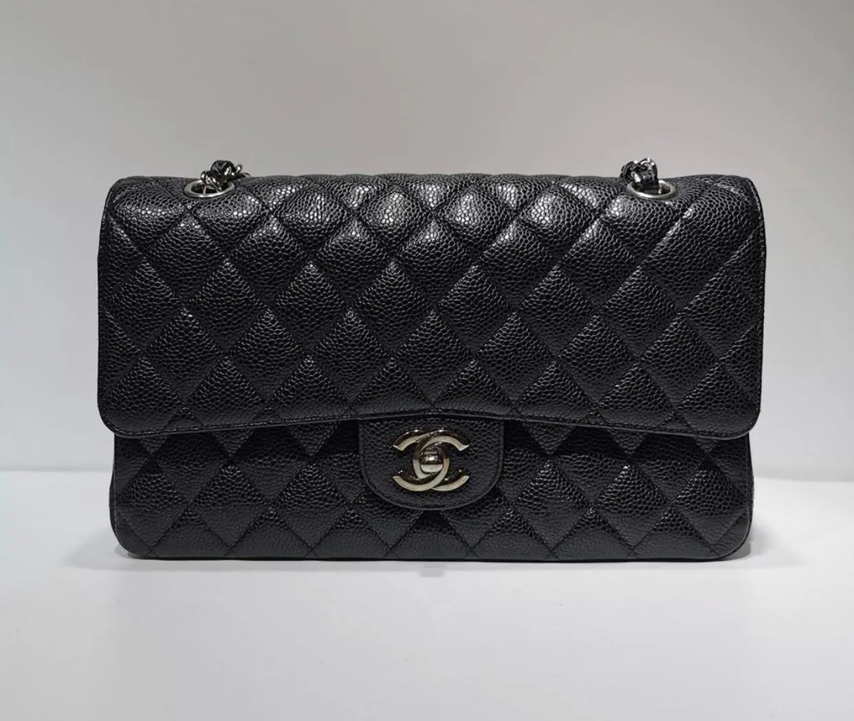 Classic Double Flap Caviar M/L in Black SHW